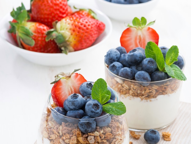 Trifle de granola con yogurt natural, frutillas y arándanos