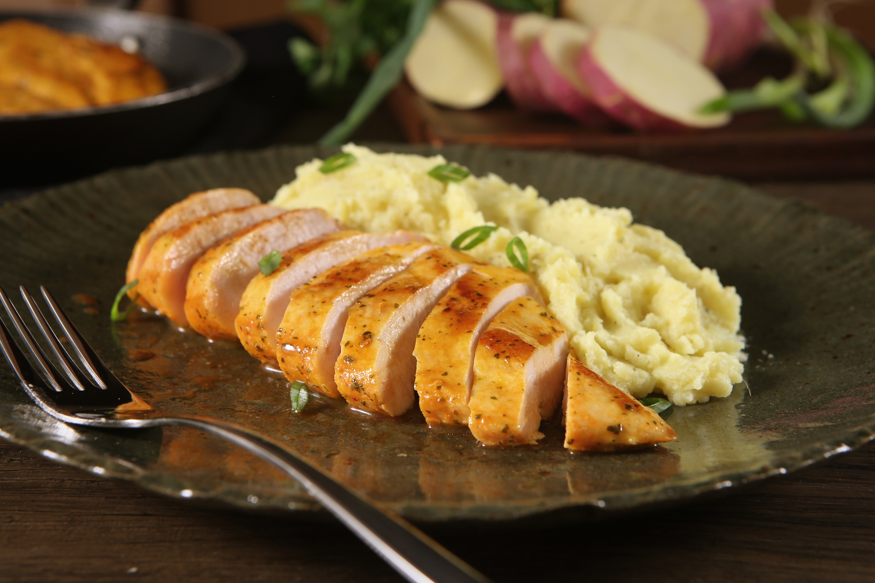 Fígado de frango frito com vegetais guarnição de purê de batata e