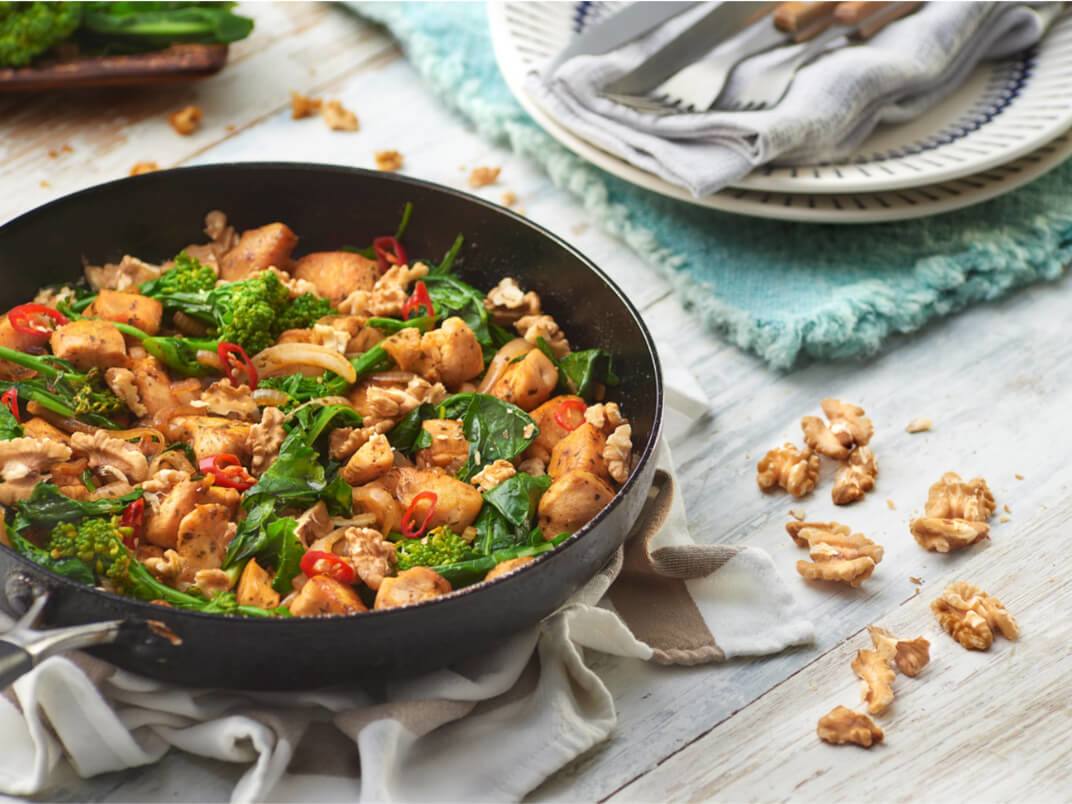 Saborosos cubinhos de frango com um mix delicioso de legumes