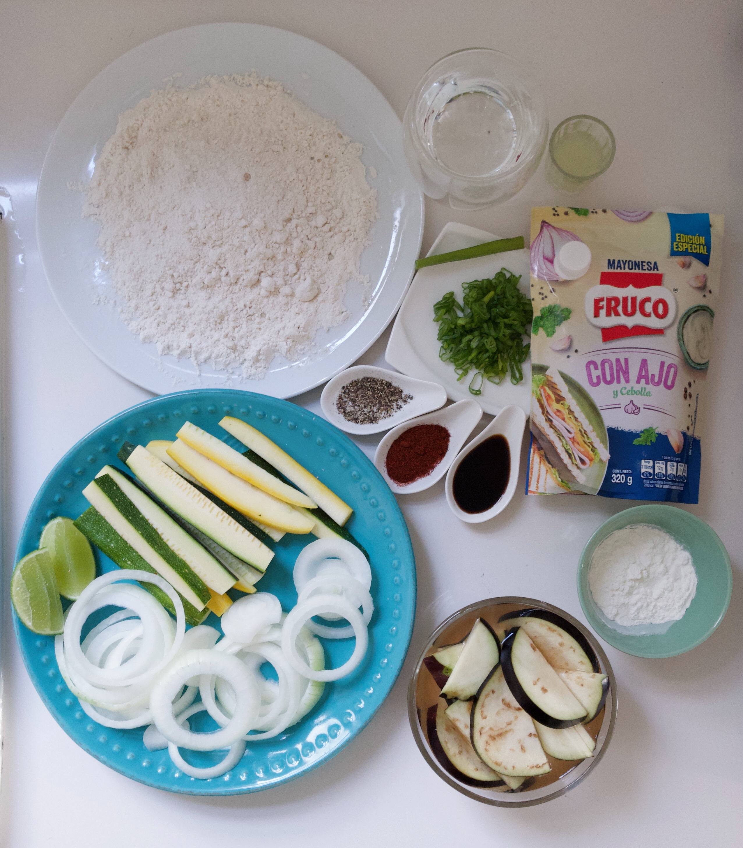 Berenjenas, cebollas y zucchini tempura con Mayoajo y paprika Fruco