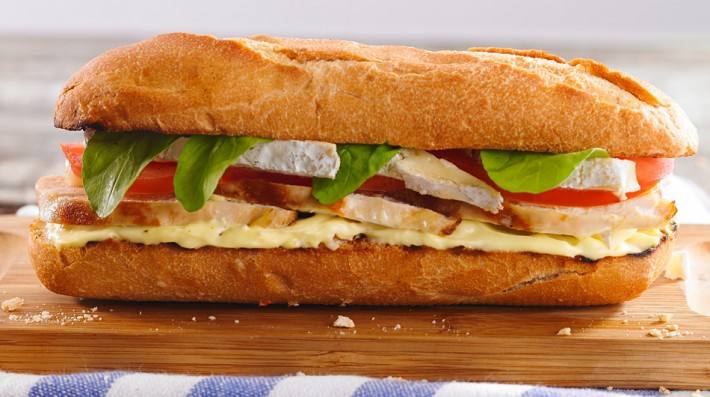 Sandwich caliente de pollo, queso brie y mayonesa con tomate fresco