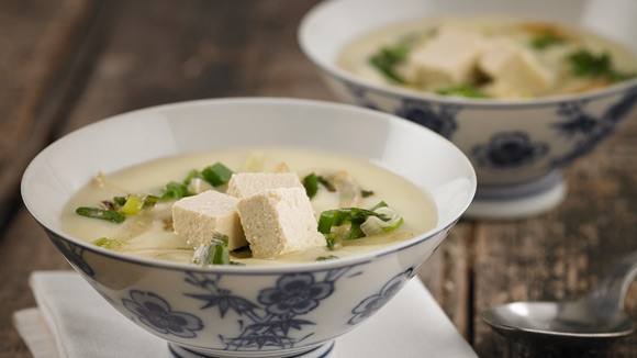 Sopa crema de espárragos, cebollita de verdeo y tofu