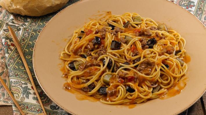 Spaghetti con bolognesa, berenjena y aceituna negra