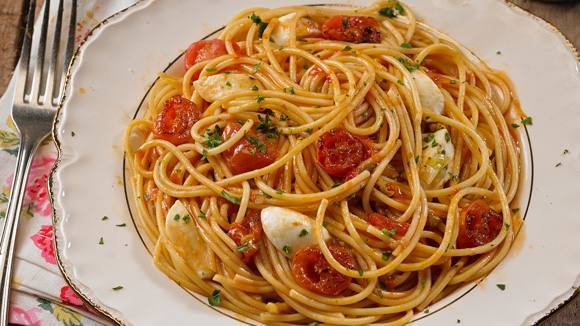 Spaghettis con filetto y queso con tomates cherry