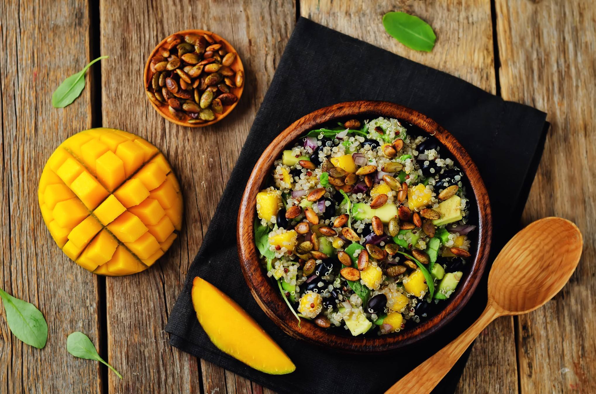 Ensalada de Quinoa y Mango con Nueces de la India