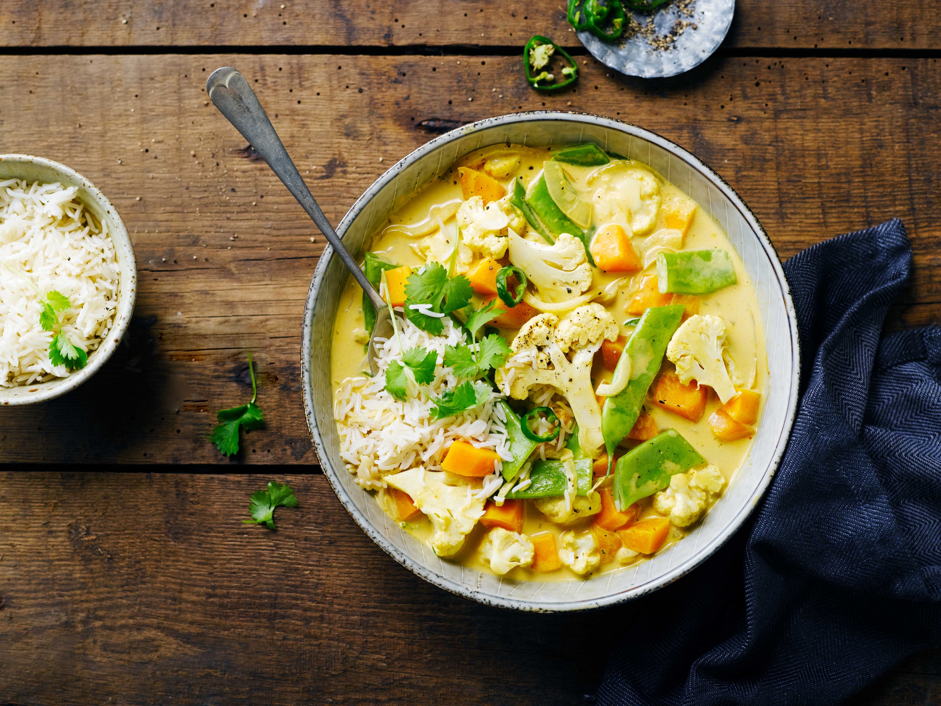 Curry de batatas, leche de coco y arroz blanco