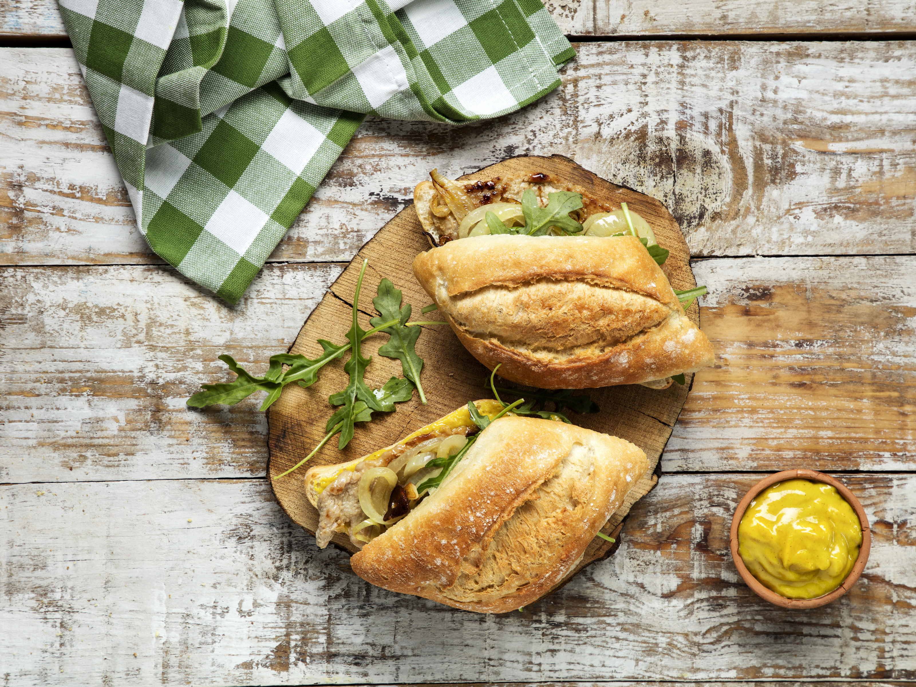 O Tempero da Nesita: Bifanas com cebolada no pão