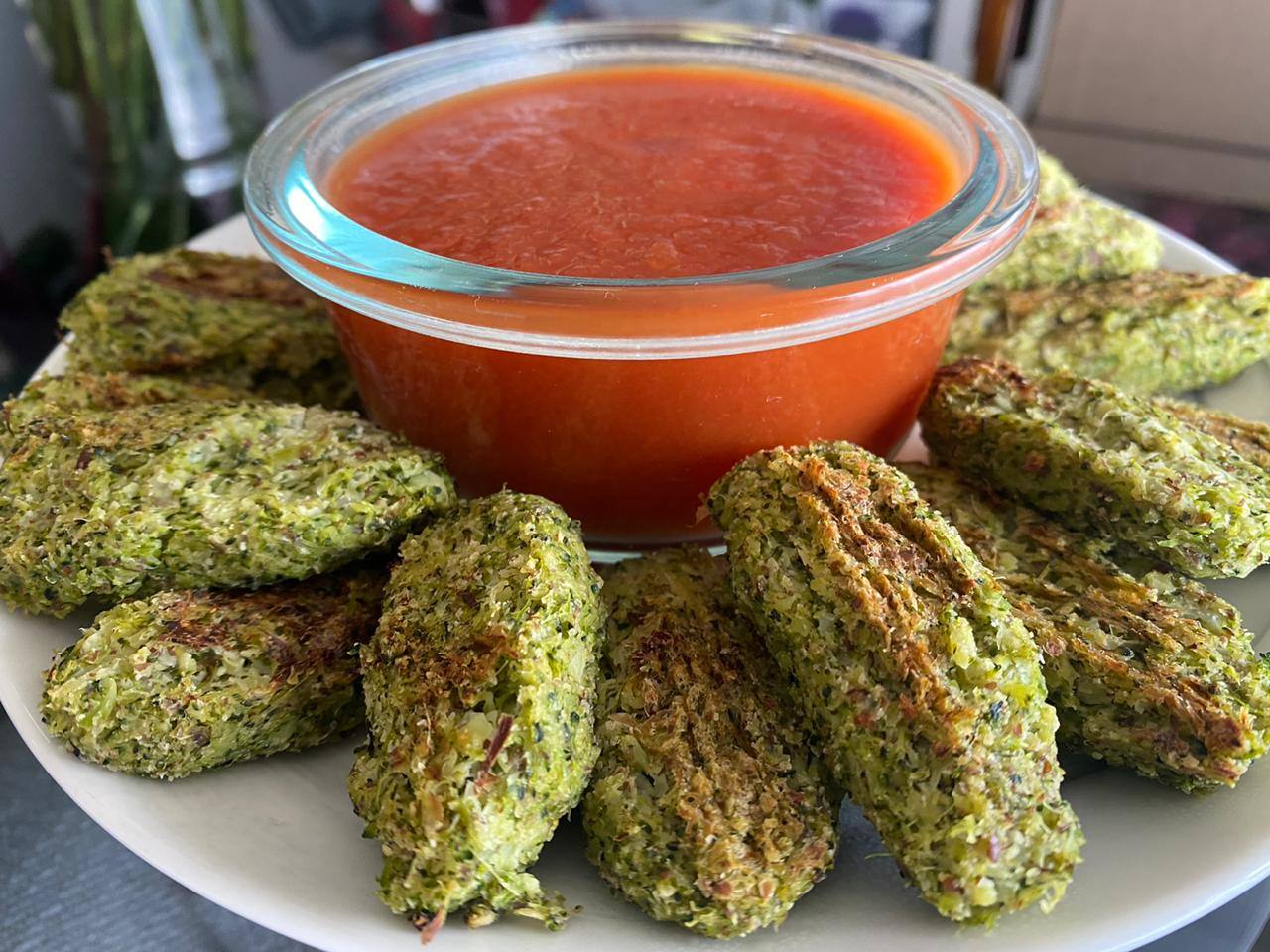 Bites de brócoli y almendra con salsa de tomate | 50 Alimentos del Futuro |  Recepedia