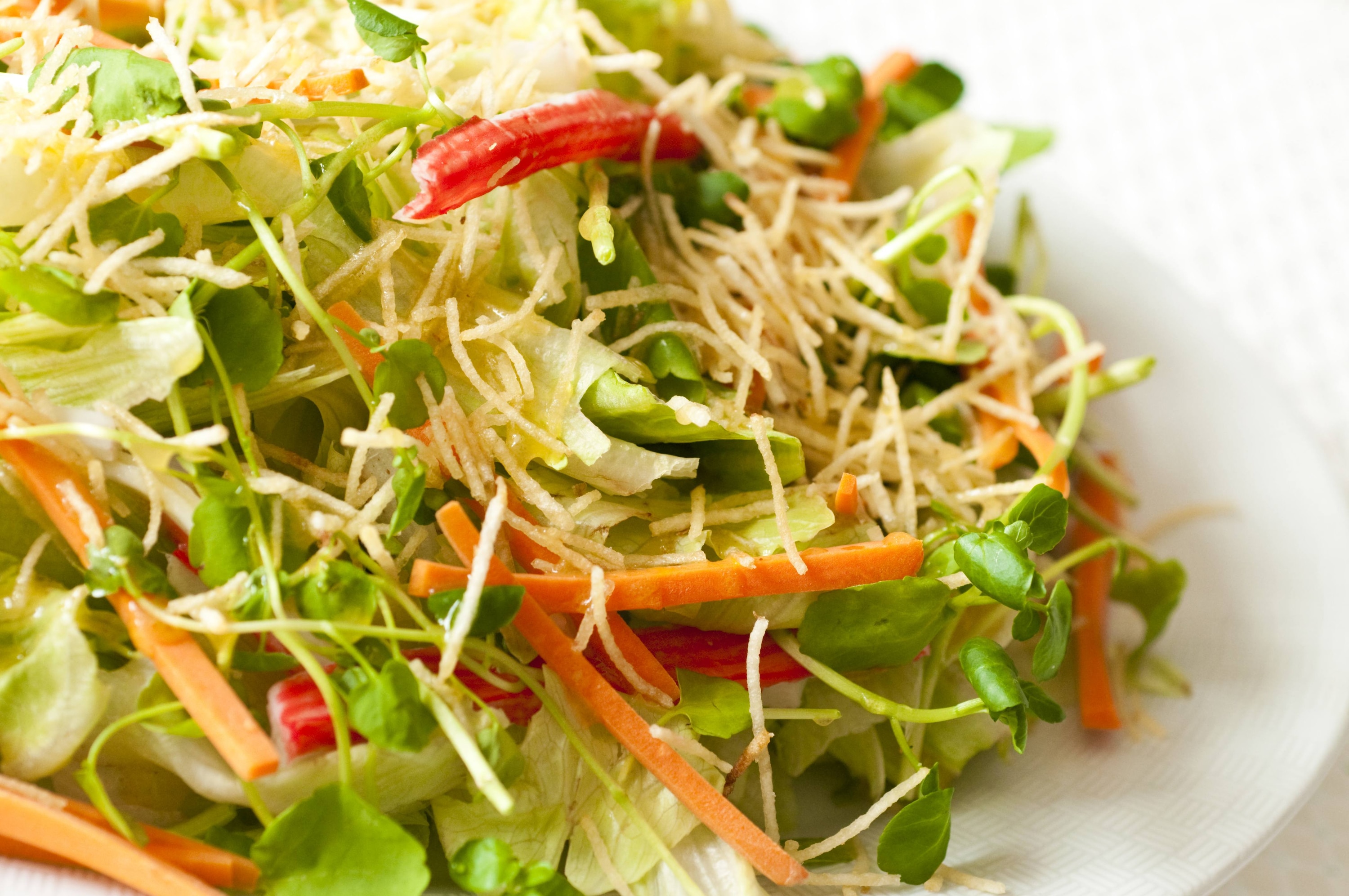 Salada verde com kani, batata palha e molho agridoce