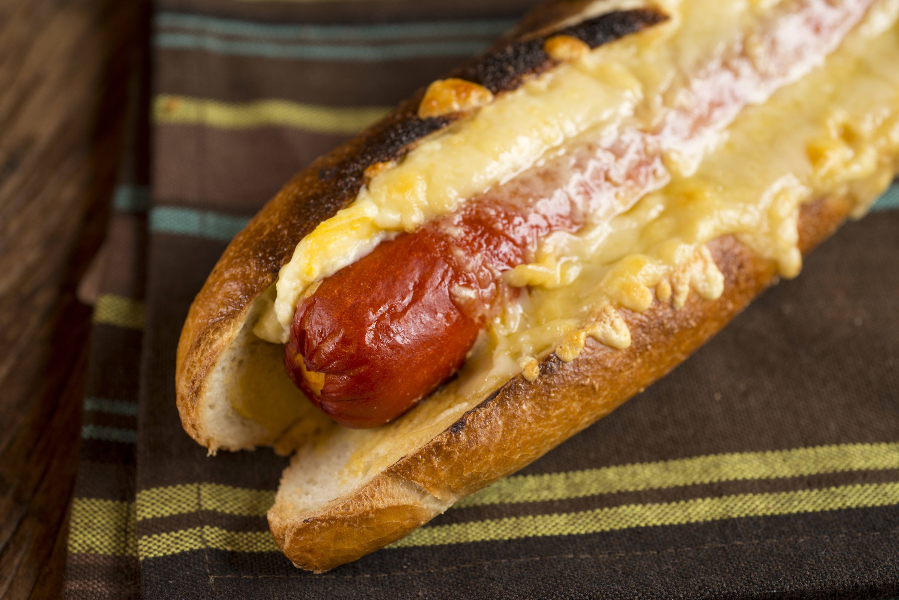 Hot dog com mostarda e queijo