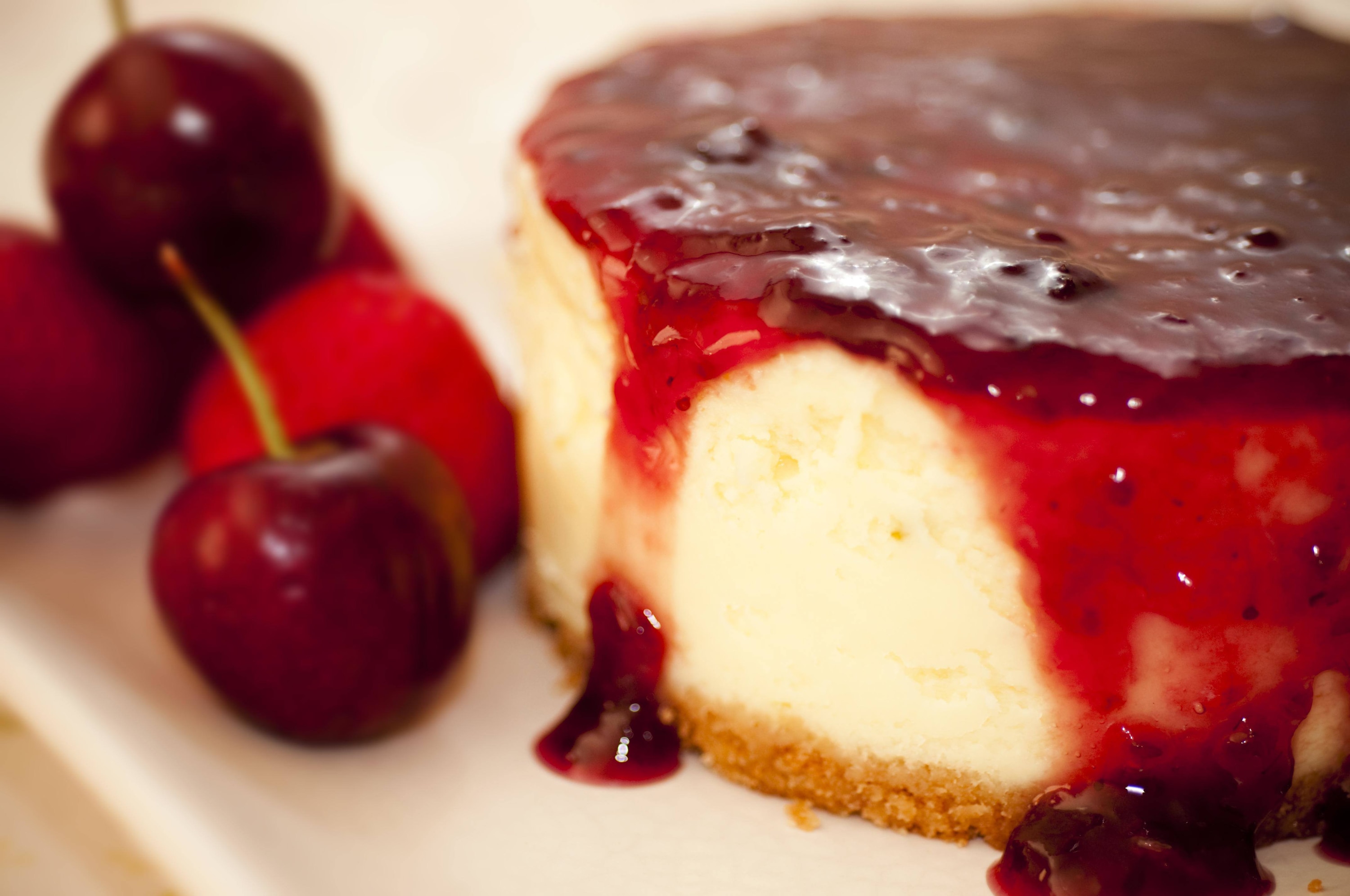 Cheesecake com calda de cerejas frescas