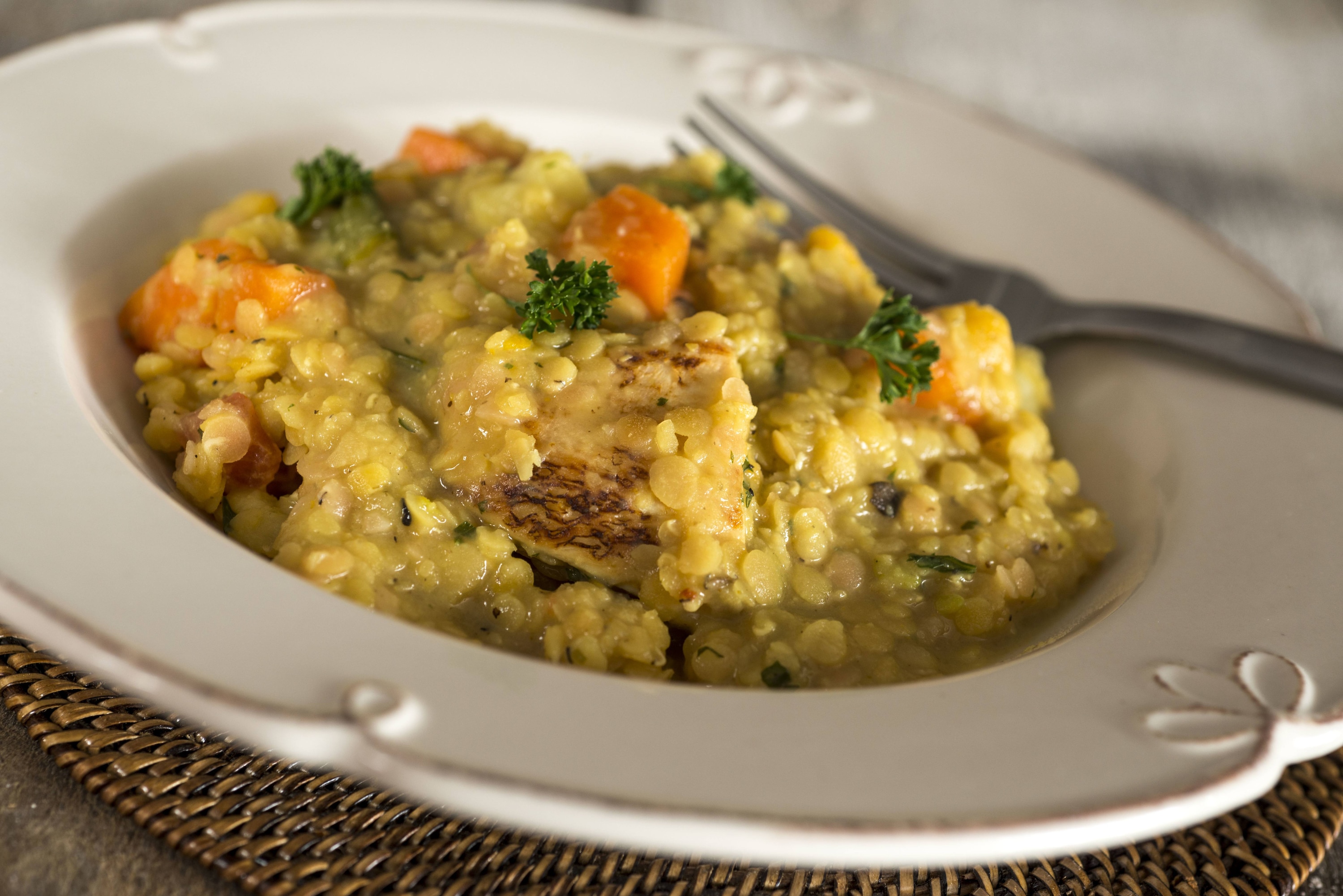 Curry de lentilhas com frango e legumes