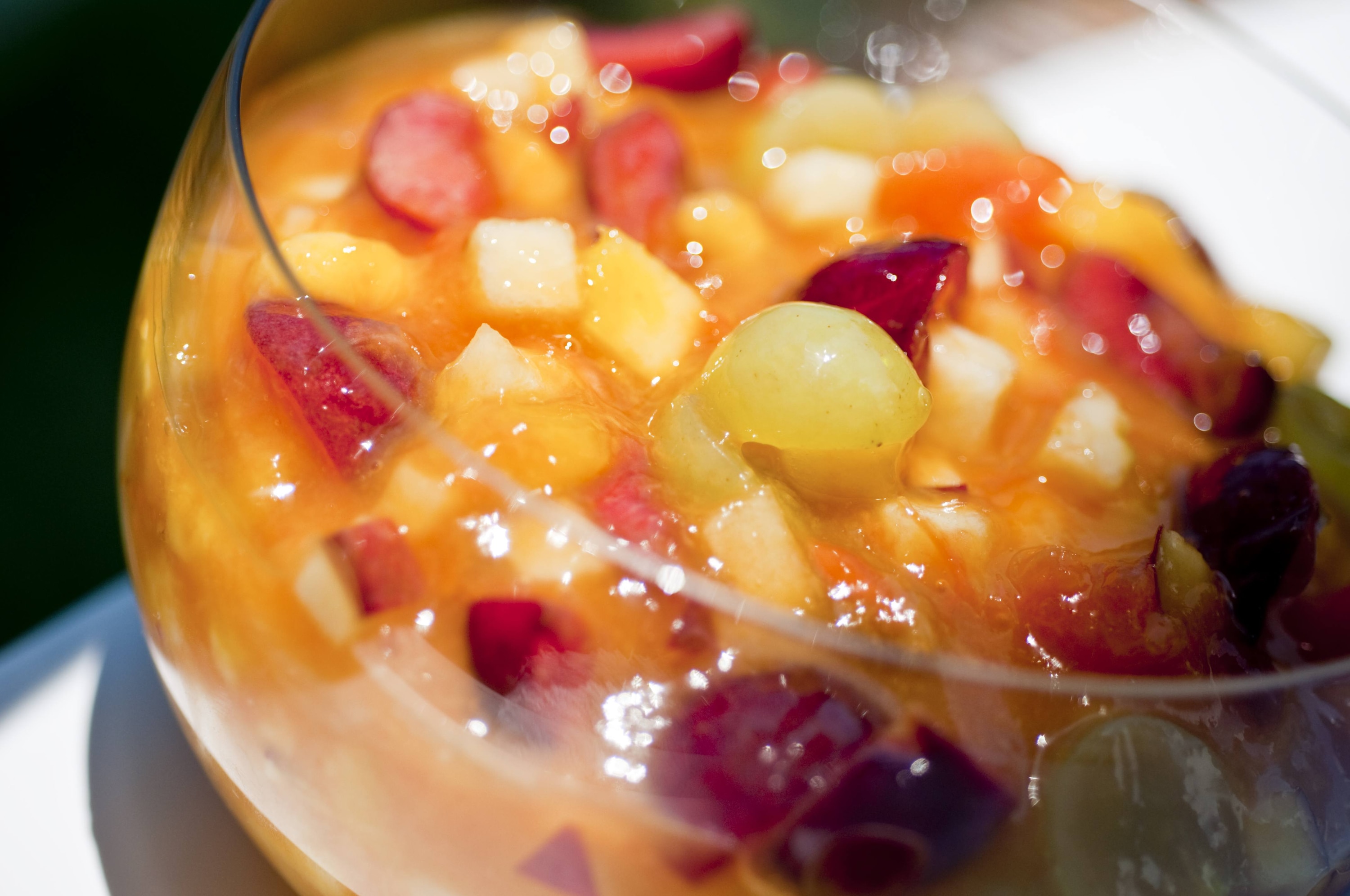 Salada de frutas com suco de maracujá