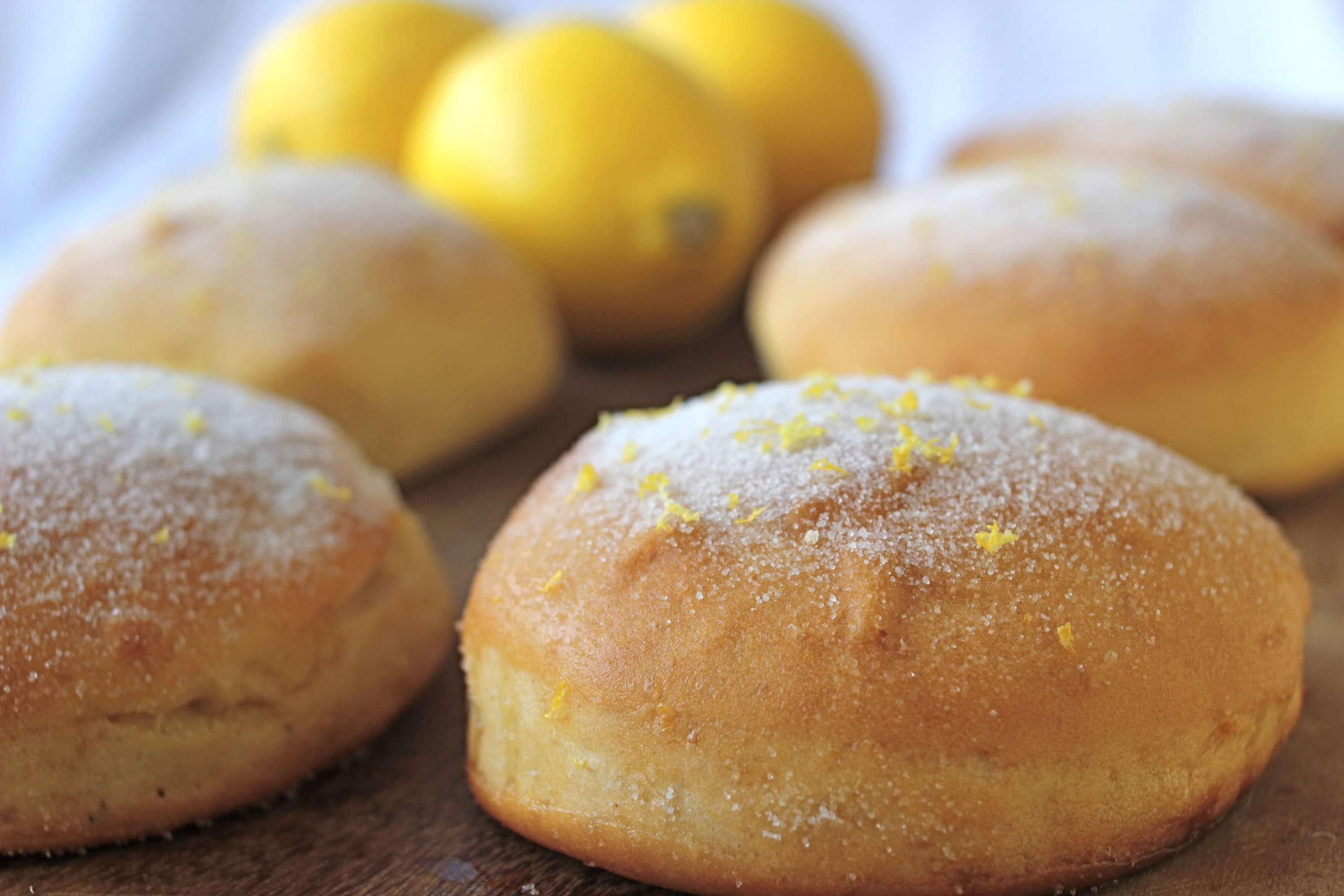 Donuts de limão siciliano com creme de confeiteiro
