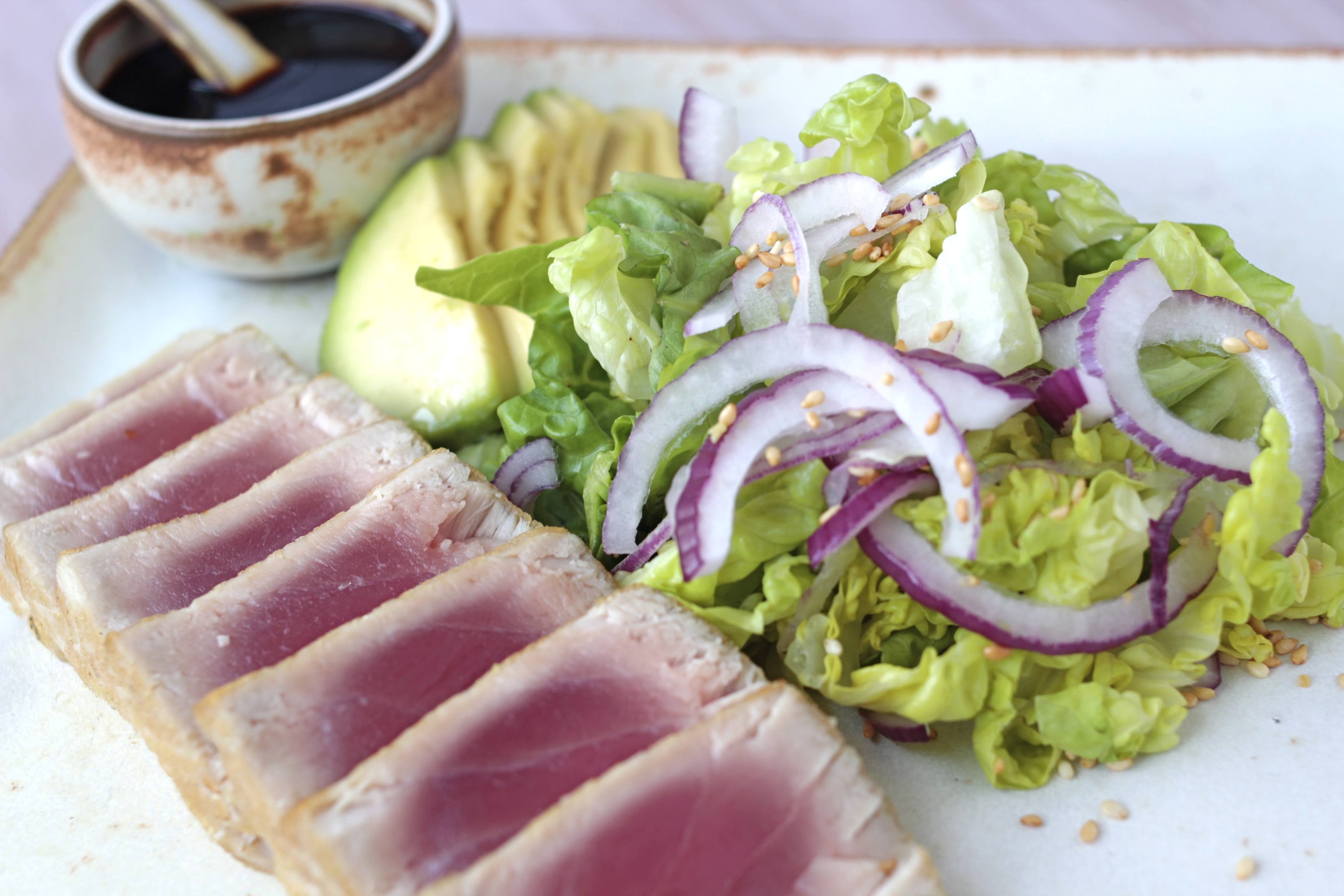 Atum tataki com salada oriental