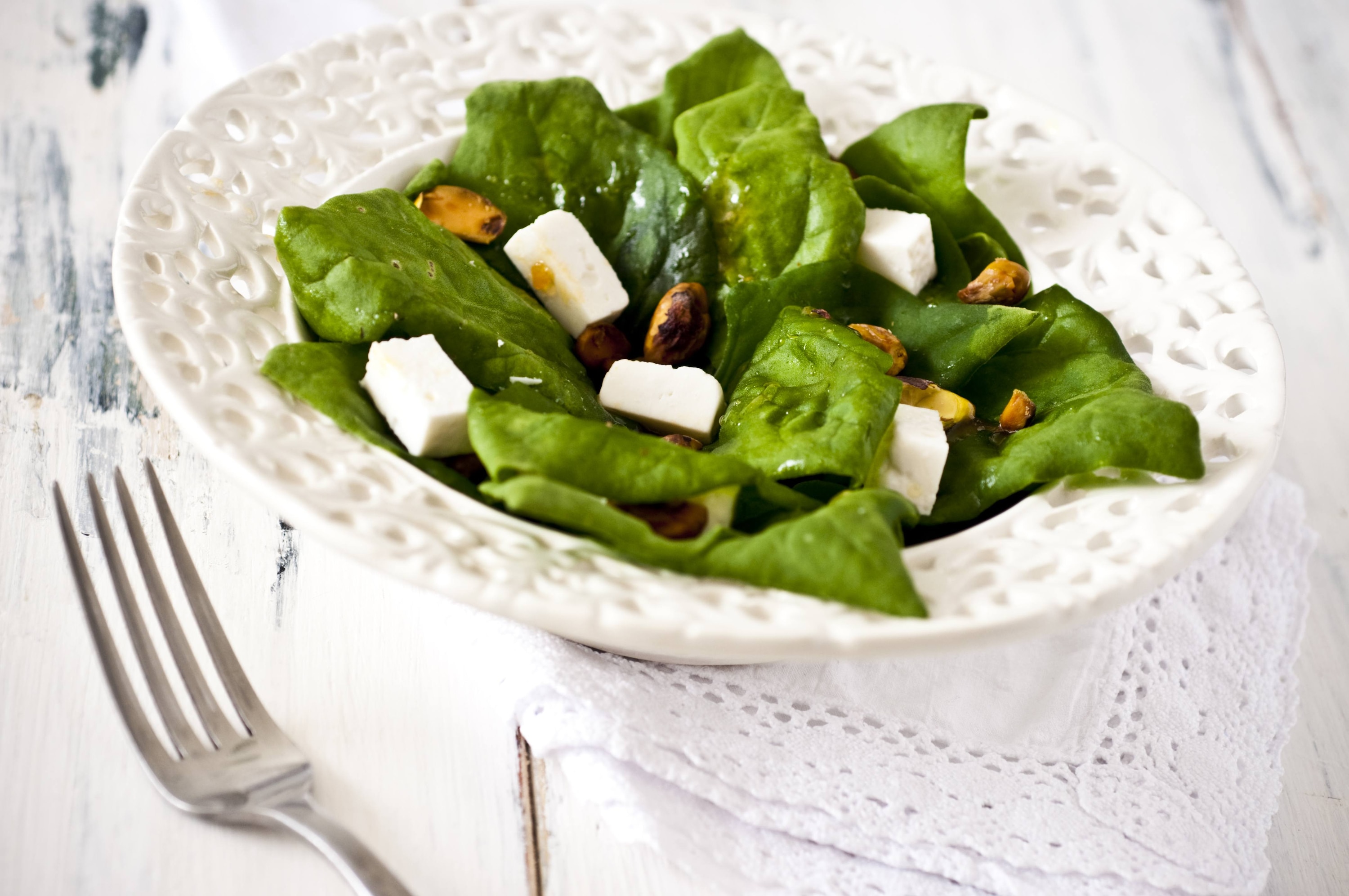 Salada de espinafre com pistache e queijo branco