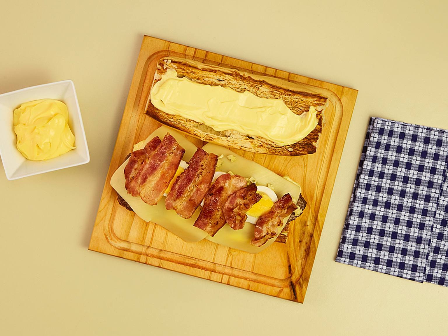Sándwich Lomitero con panceta y queso azul