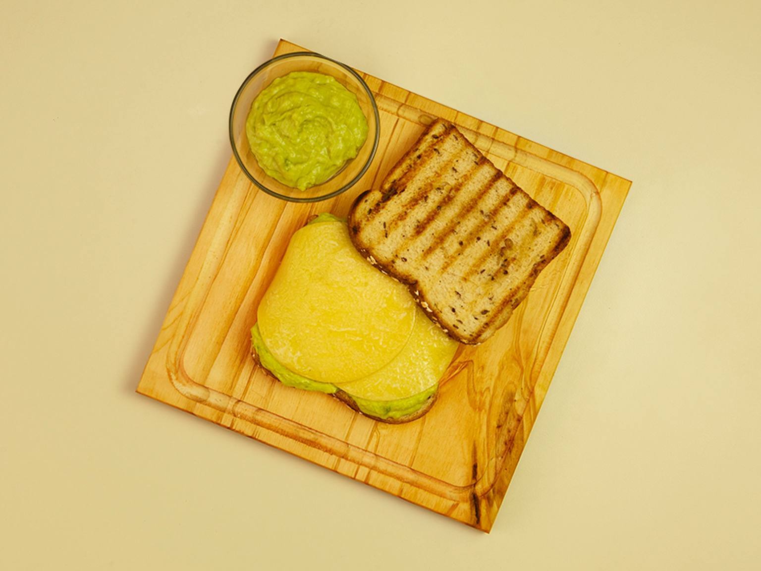 Sándwich grillado de palta, queso provolone, ajo y mayonesa