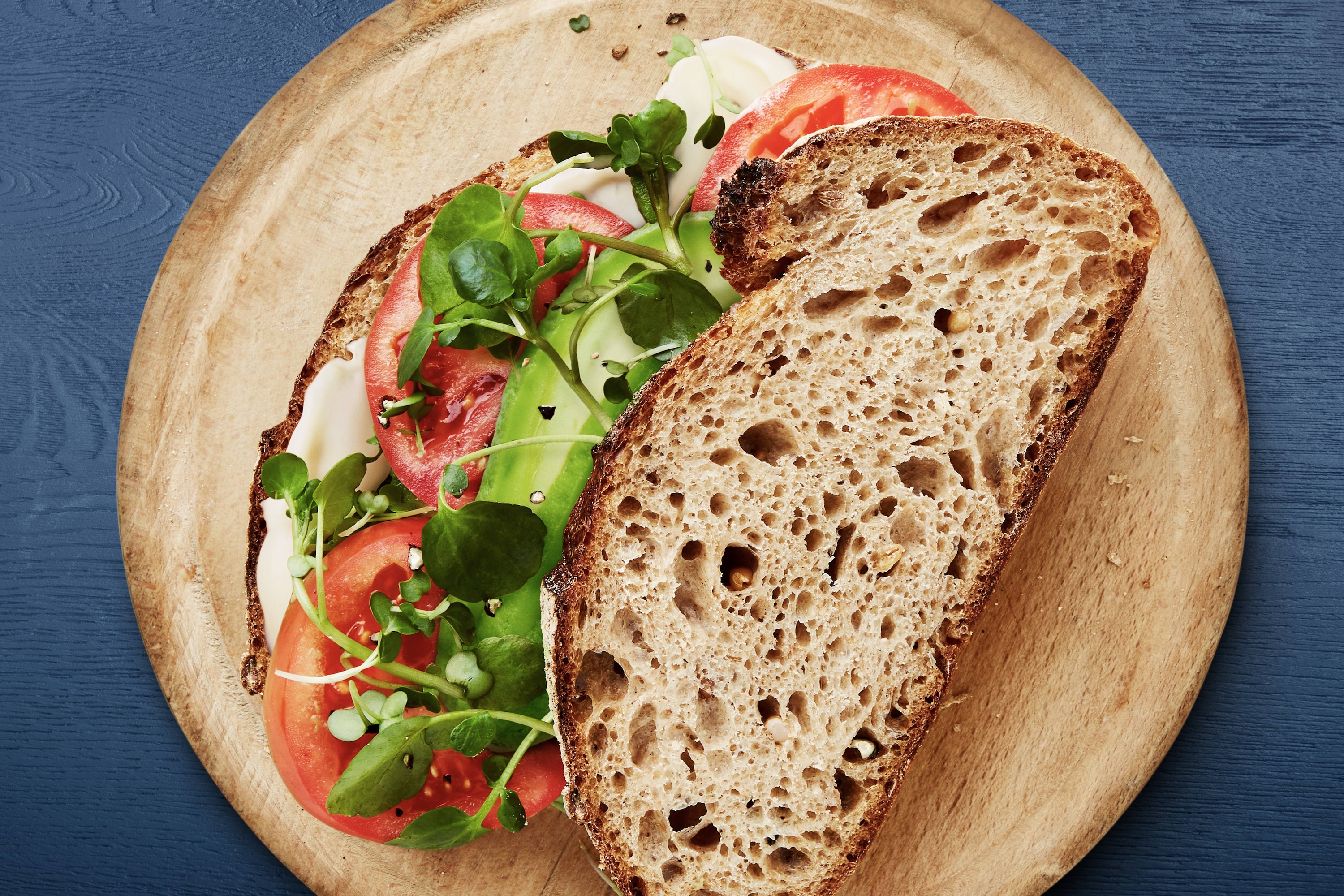 OPSKRIFT PÅ SANDWICH MED AVOCADO, TOMAT, OG BRØNDKARSE