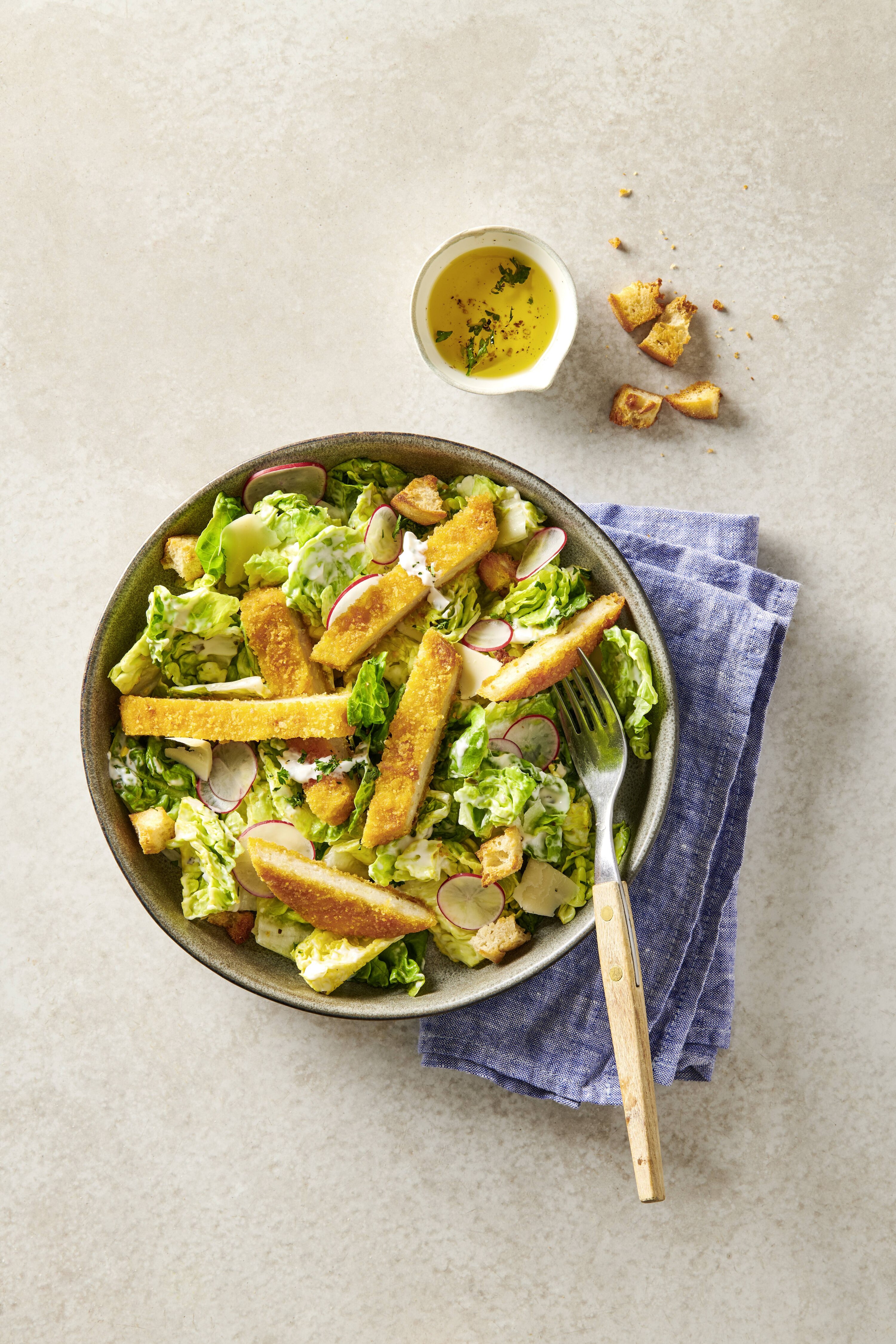 Caesar Salad mit Crispy Chickimicki Burger