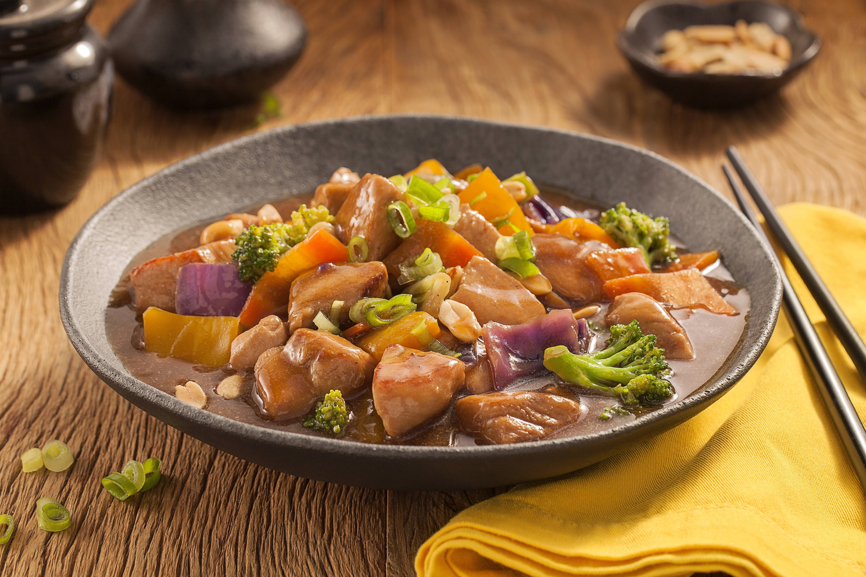 Prepare frango xadrez de coxa e sobrecoxa para variar a receita chinesa