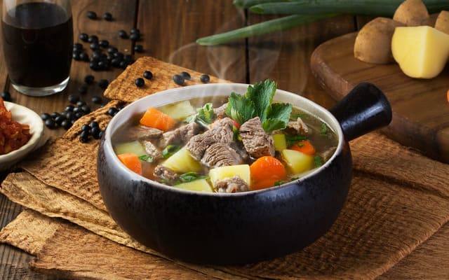 Nikmati sup daging sapi dengan kombinasi daging empuk dan sayuran segar, hidangan sehat dan lezat
