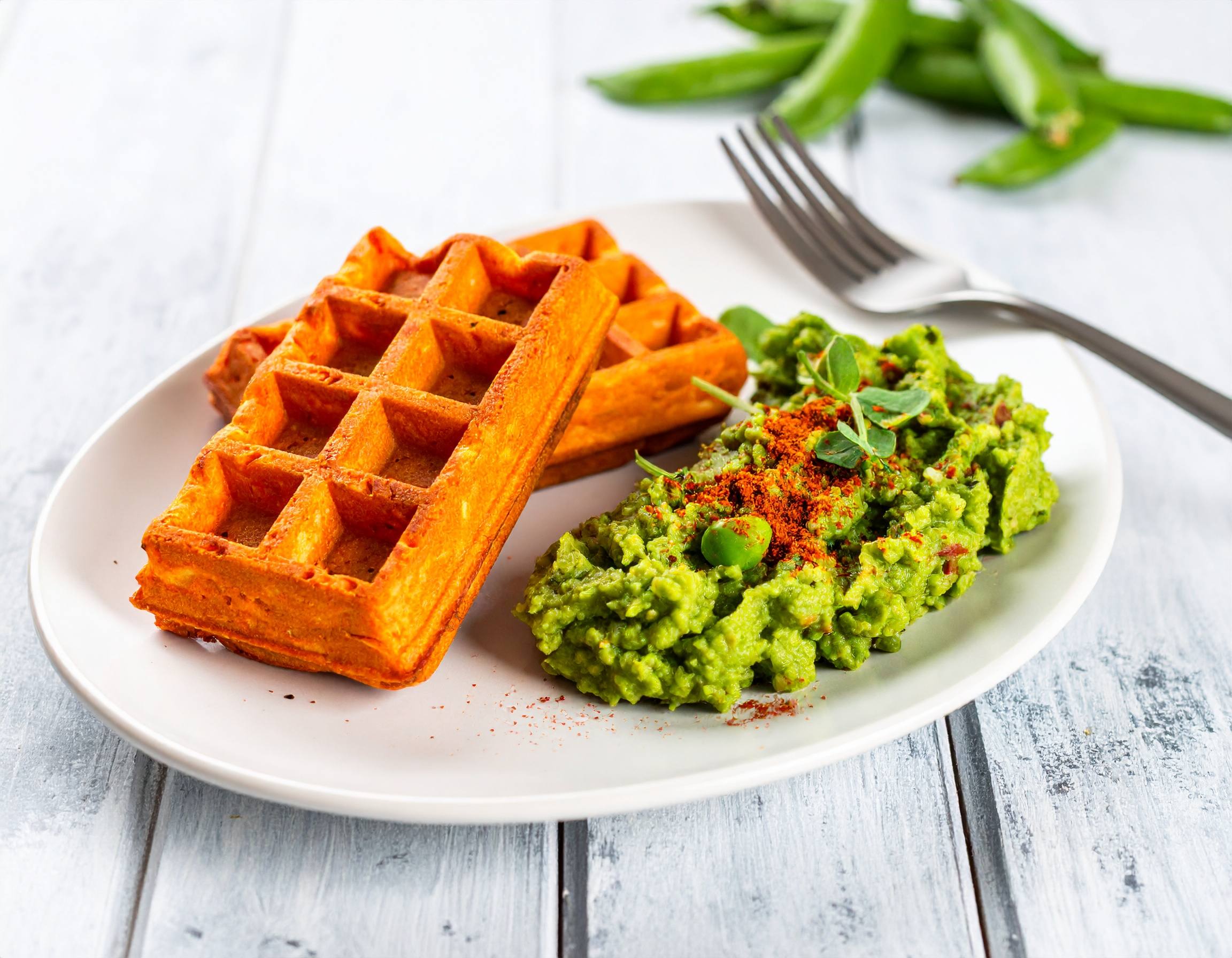Tomatenwaffeln mit grünem Hummus Rezept