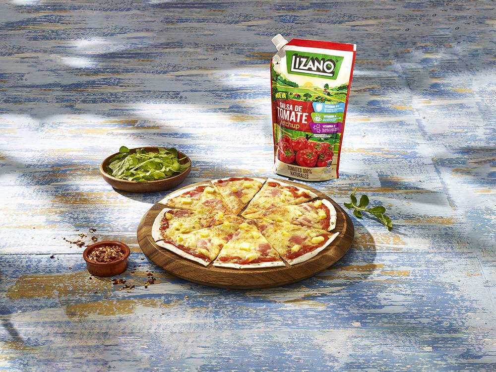 Mini pizza hawaiana con kétchup Lizano