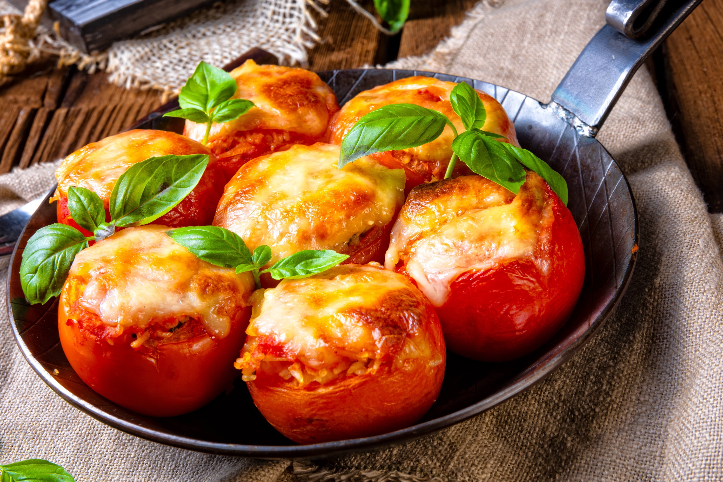 Tomate Relleno de Mozarella Fresca