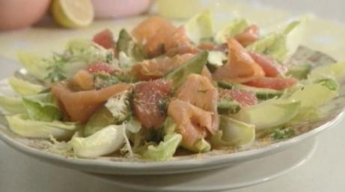 Salada de salmão defumado