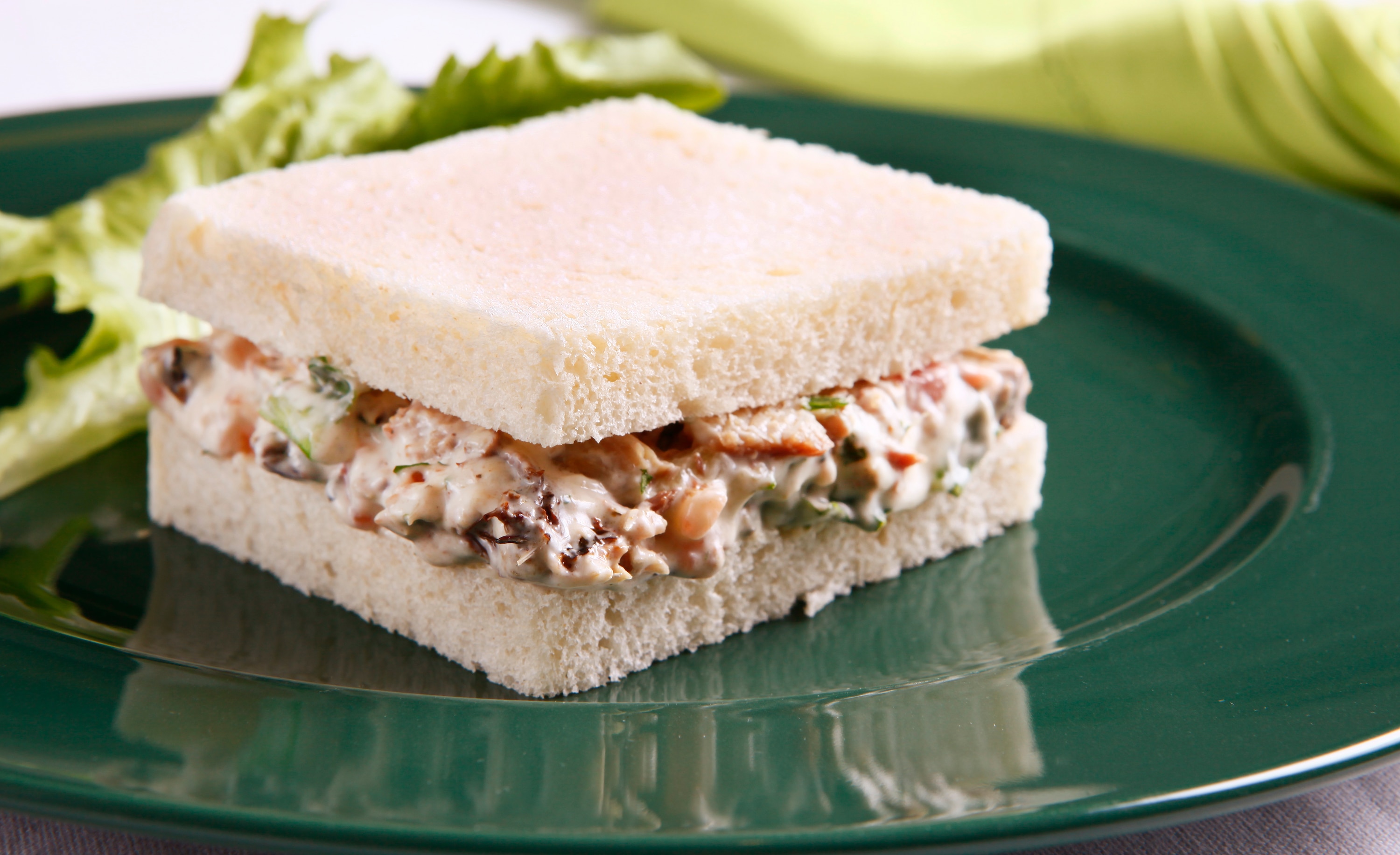 Sanduíche de escarola com sardinha
