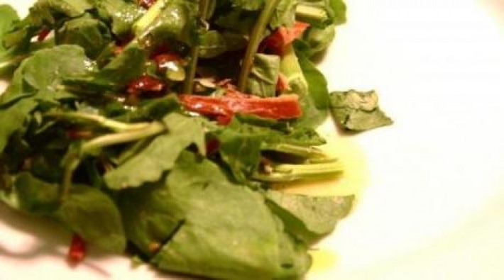 Salada verde com chips de presunto parma
