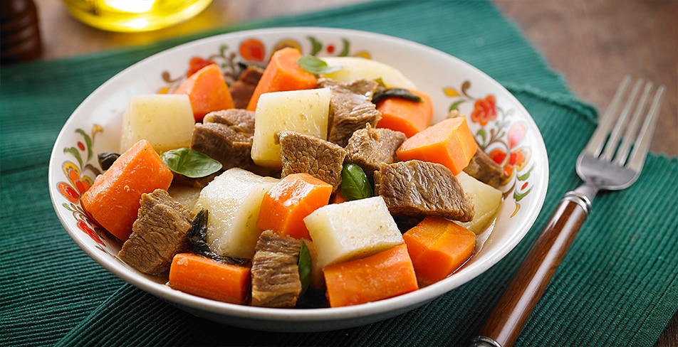 Carne de panela com manjericão e batatas