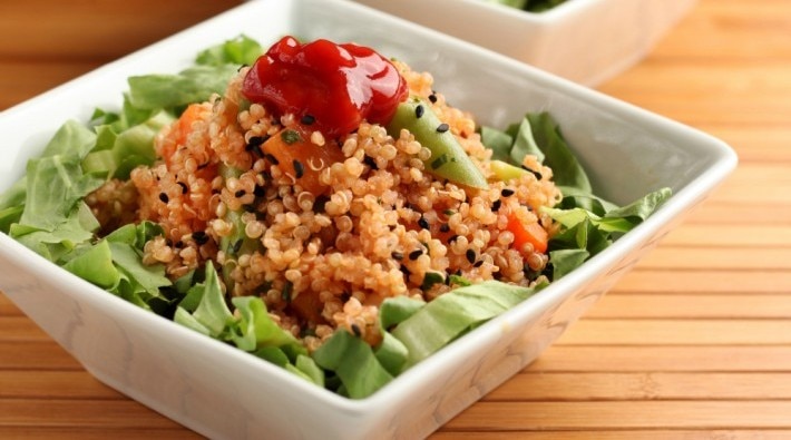 Salada de quinua e legumes