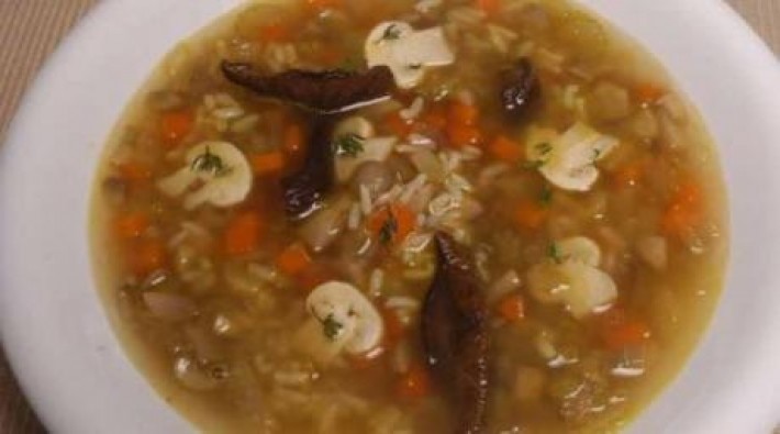 Sopa criolla de hongos y arroz integral