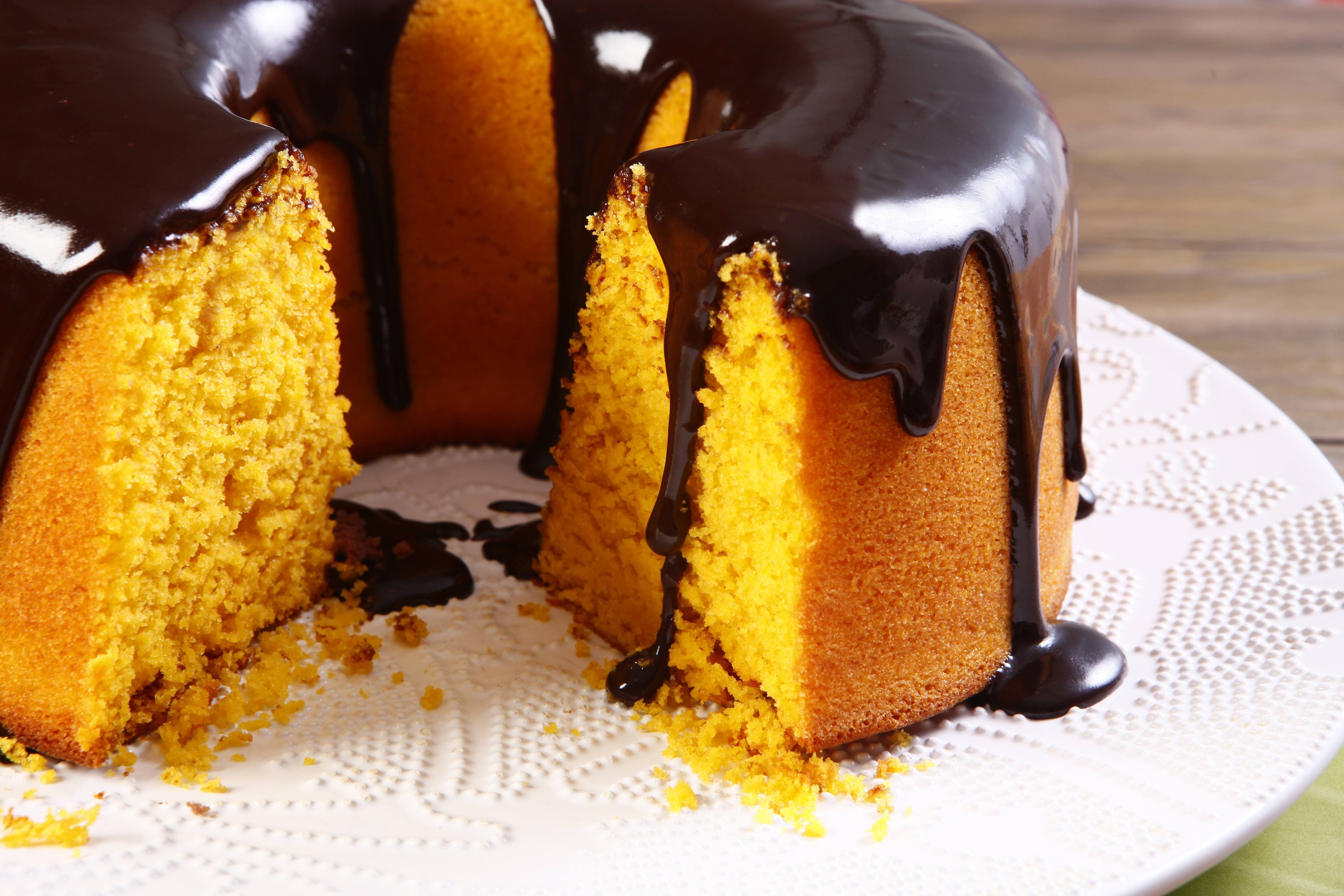 Bolo de cenoura com calda de chocolate fácil - Estadão