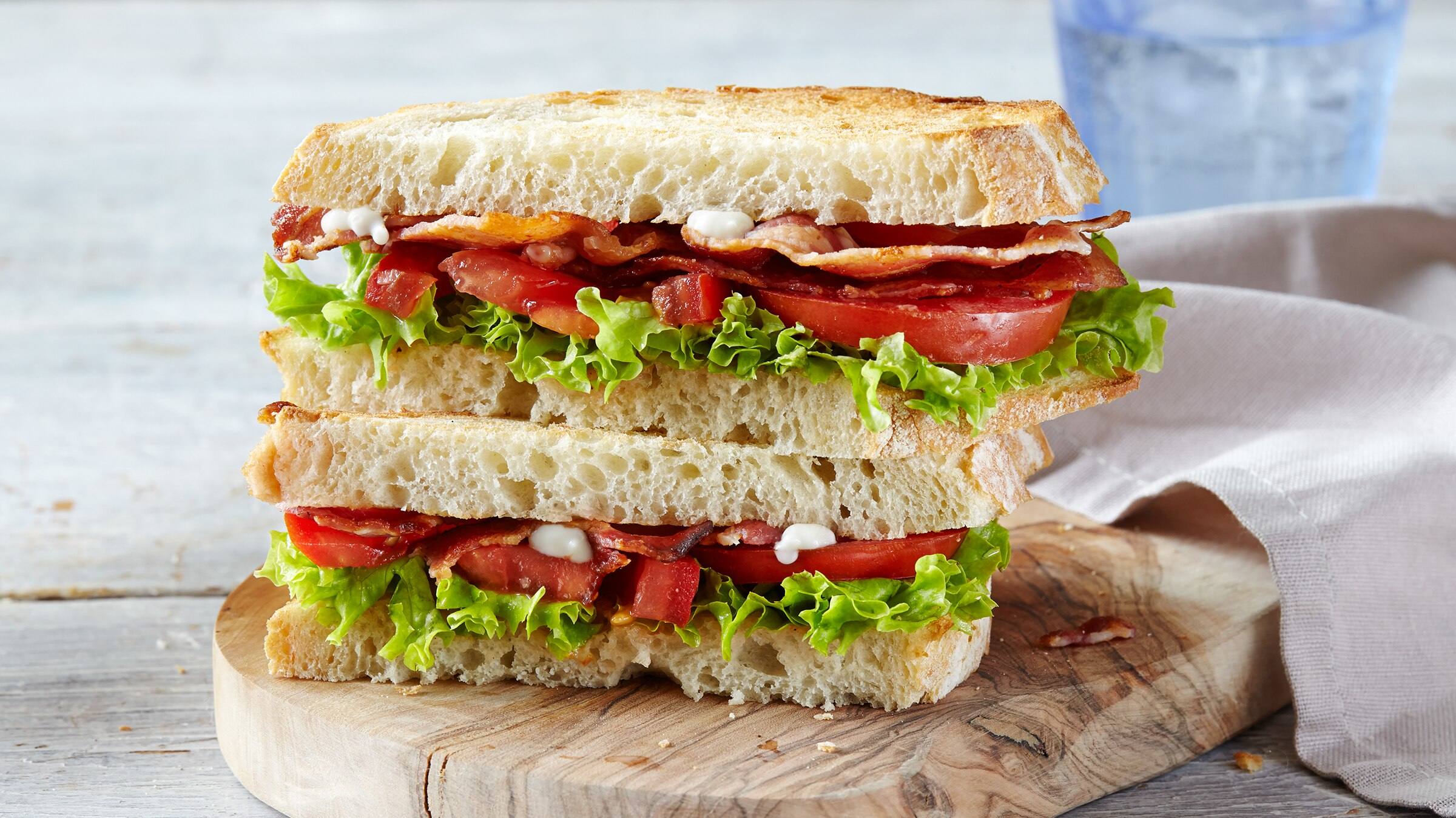 Sándwiches de lechuga, tomate y tocino