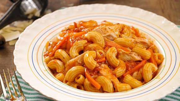 Pastas coditos combinado con pollo