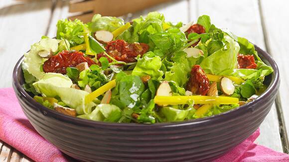 Ensalada fresca con frutos secos