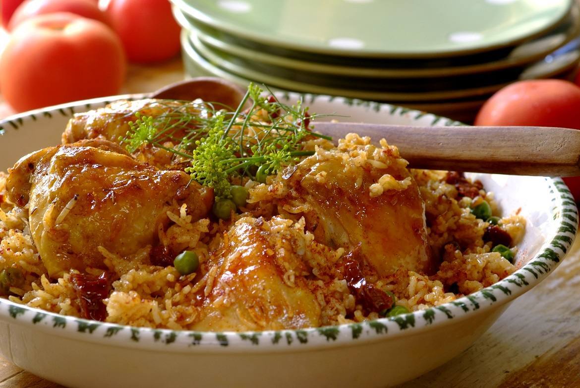 Paella de pollo con arroz y arvejas