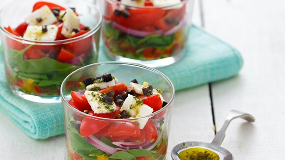 Tatlı Kırmızı Biberli  Maydanozlu Sos ile Grek salata