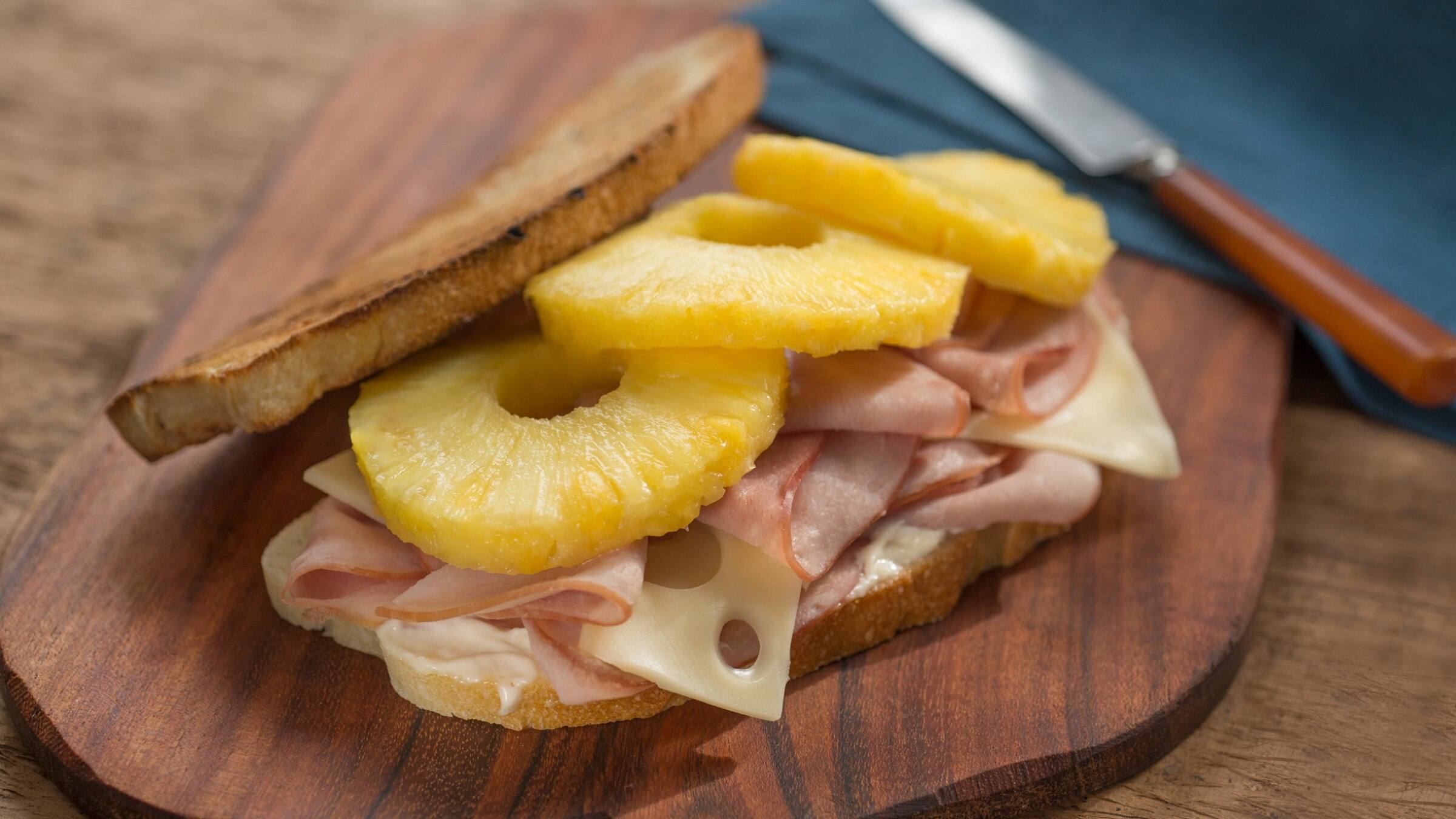 Sándwich Aloha de jamón y queso