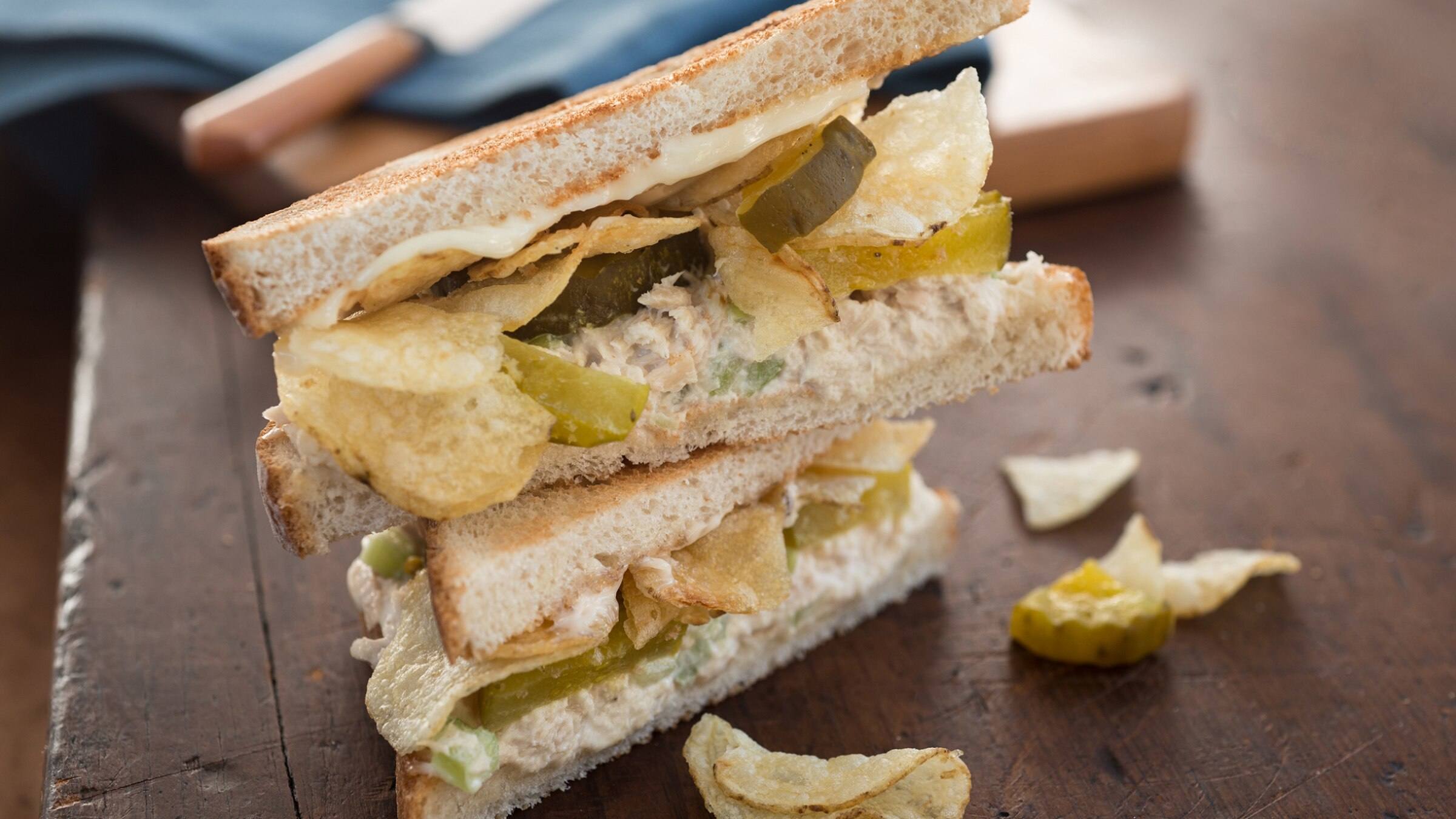 Sándwiches crocantes de papa y atún