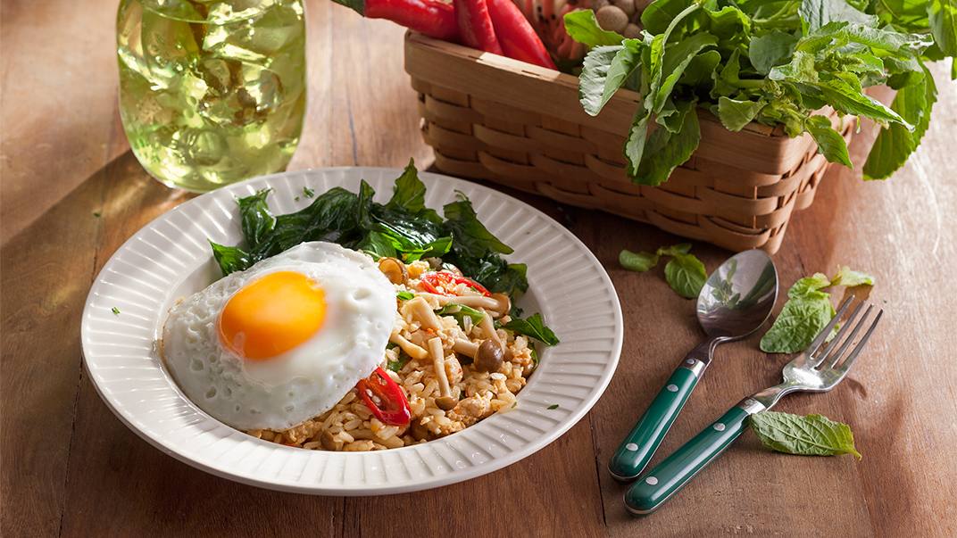 ข้าวกล้องผัดกะเพราอกไก่ไข่ดาว