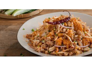 ยำแหนมข้าวทอด