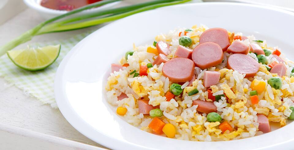 ข้าวผัดไส้กรอกทรงเครื่อง