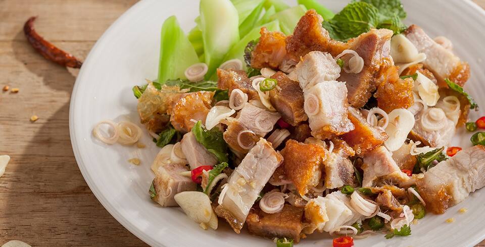 พล่าหมูกรอบ