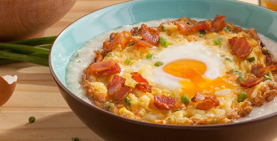 โจ๊กไข่เจียวดาวเบคอนกรอบ