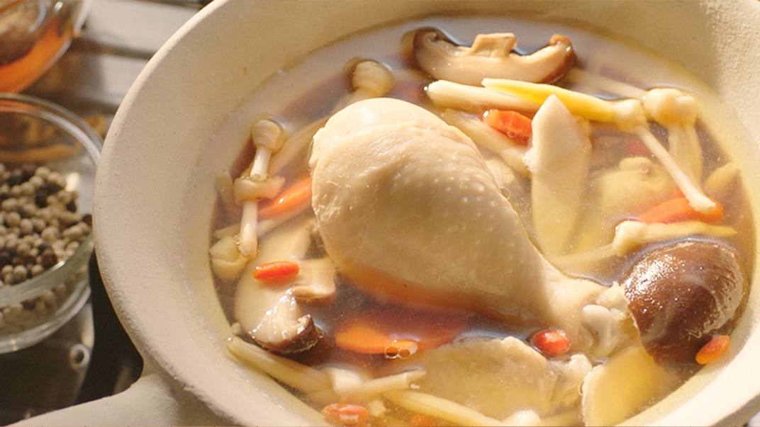 ไก่ตุ๋นเห็ดหอมยาจีนใส่ดอกไม้จีน