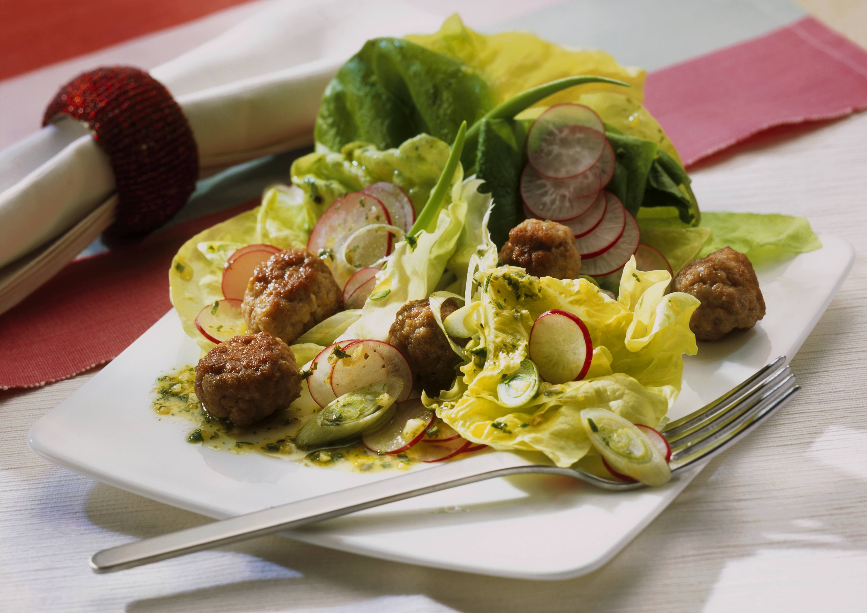 Knorr - Kopfsalat mit Radieschen und Mettbällchen